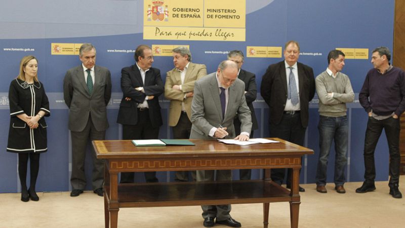 La mayoría de los sindicatos e Iberia firman la propuesta del mediador, que pone fin a la huelga