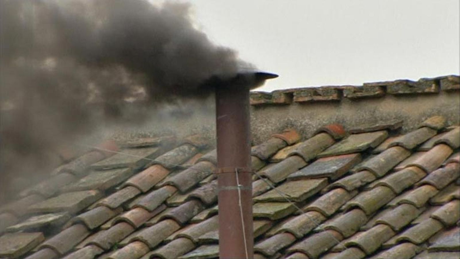 La mañana de la segunda jornada del cónclave termina de nuevo con fumata negra