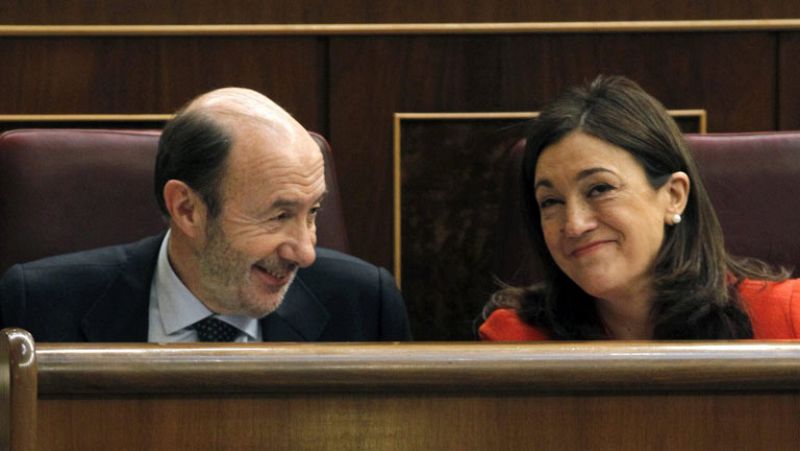 Rubalcaba defiende que Blanco no dimita y seguirá pidiendo que lo haga Rajoy