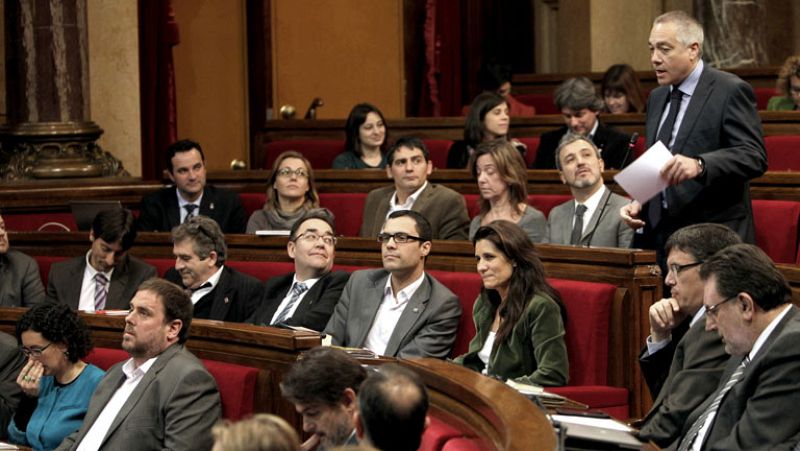 El Parlament avala la propuesta del PSC para dialogar con el Gobierno sobre la consulta