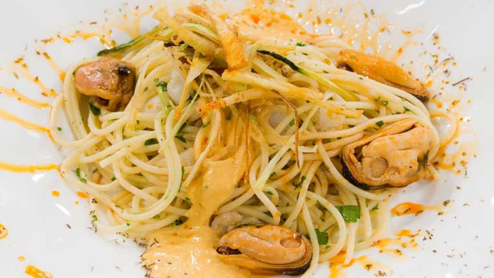 Saber cocinar - Spaguetti con salsa de mejillones y crujiente de puerro