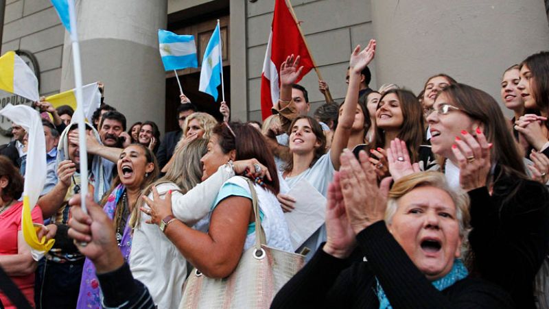 Sorpresa y emoción entre los fieles argentinos y latinoamericanos por la elección de Bergoglio