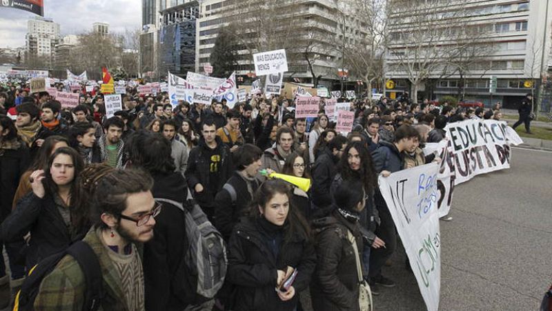 Cientos de estudiantes universitarios protestan por las tasas, la reforma educativa y los recortes