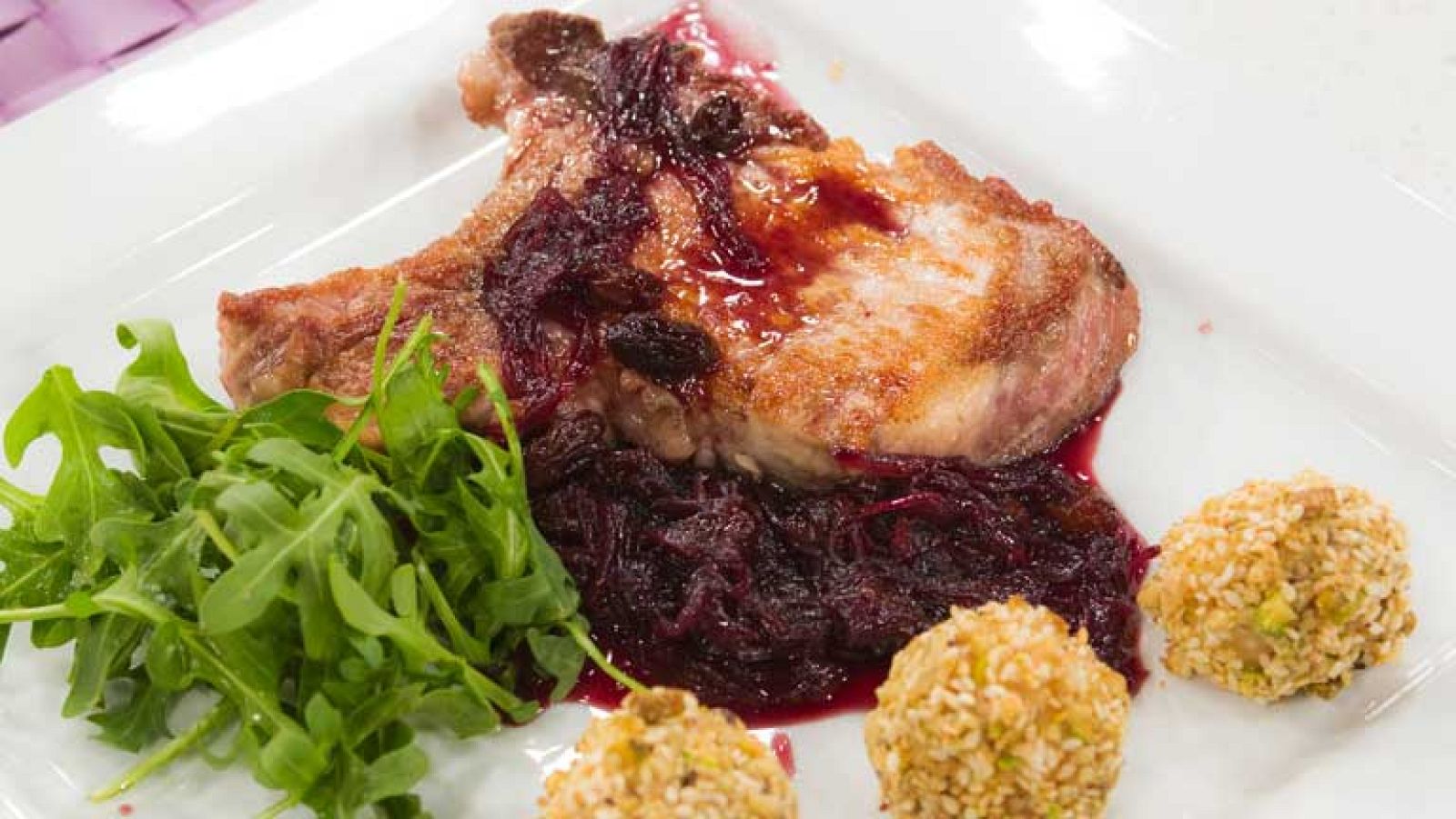 Saber cocinar - Chuletas al vino tinto con bolitas de arroz y frutos secos