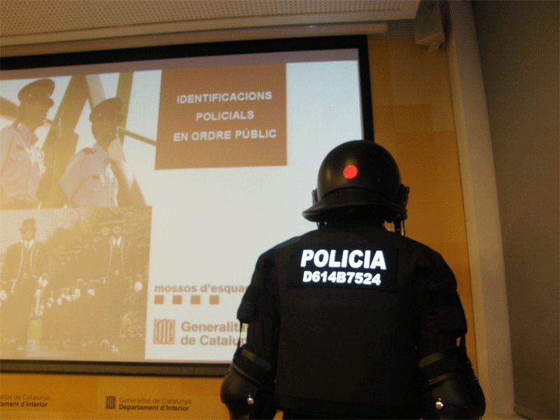 Los antidisturbios de los Mossos llevarán un código de identificación en la espalda