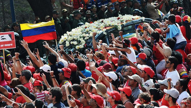 Maduro despide los restos de Chávez: "Iniciamos la marcha sin usted, pero con usted al frente"