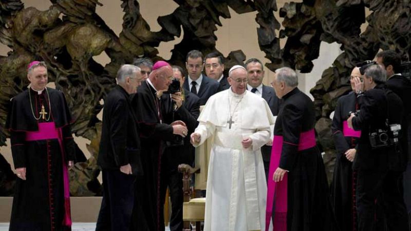 El papa Francisco confirma provisionalmente a Bertone y a los jefes de la curia