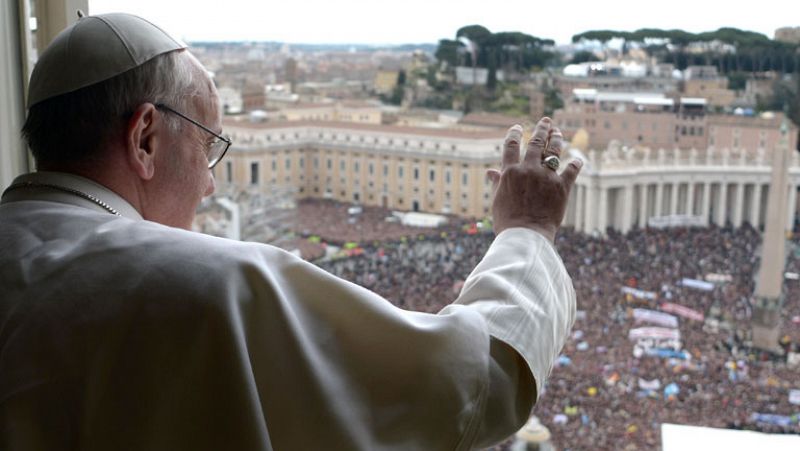 Miles de fieles ovacionan al papa Francisco en su primer ángelus: "Rezad por mi"