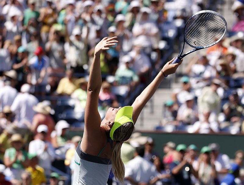 Sharapova avasalla a Wozniacki y suma su segunda corona en Indian Wells