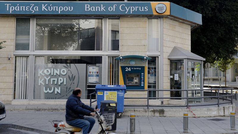 Chipre aplaza al martes la votación parlamentaria sobre el rescate y la quita de depósitos