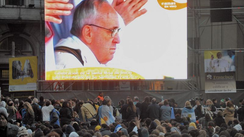 El papa llama a los fieles argentinos, de vigilia en Buenos Aires: "No se olviden de mí"