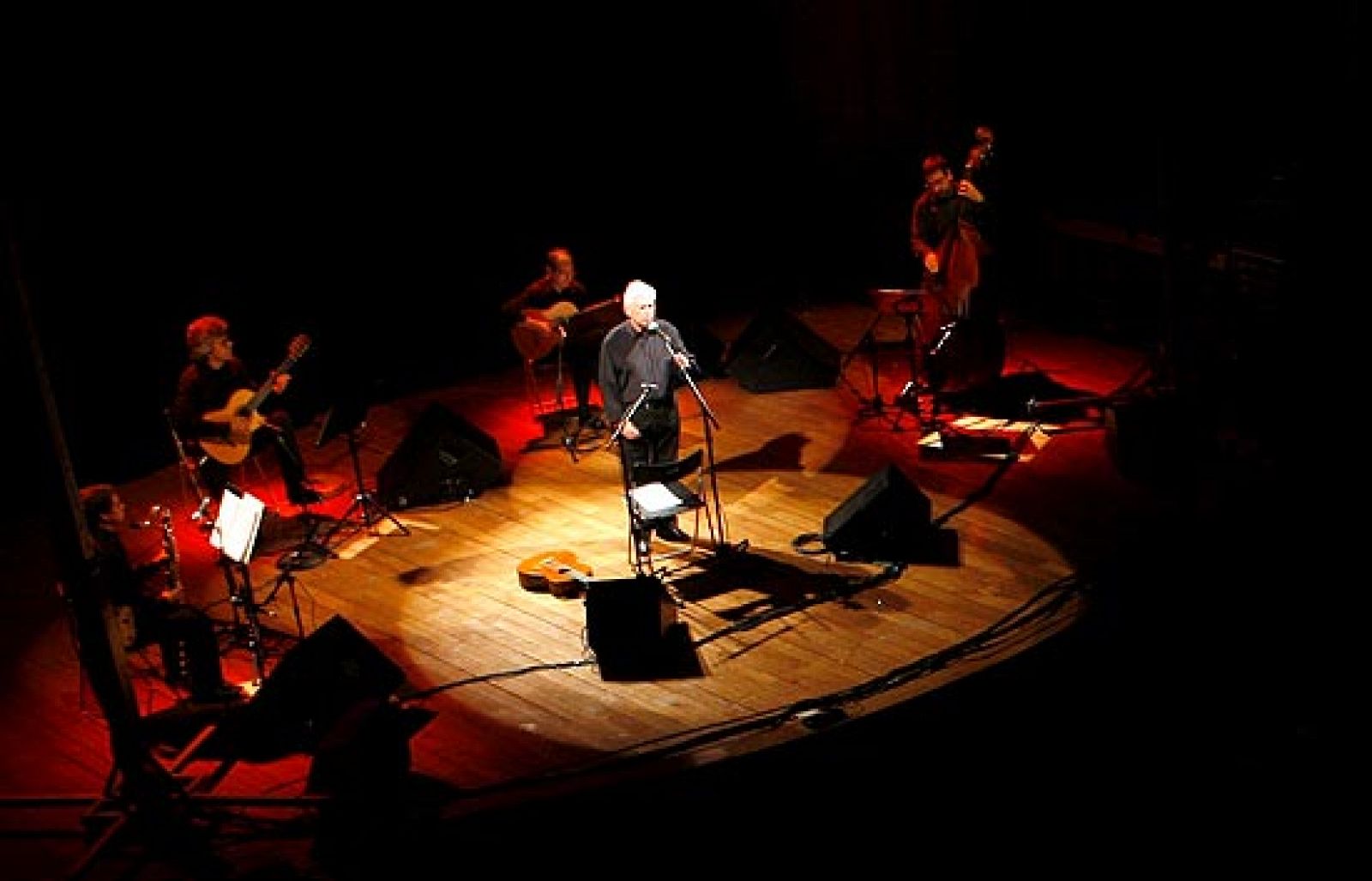 Raimon vuelve a la Complutense para cantar "Al vent" | Ver