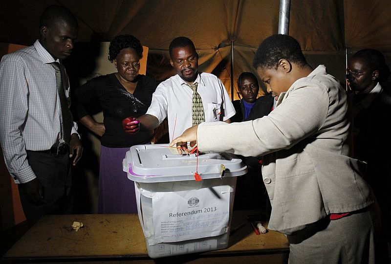 El referéndum aprobado en Zimbabue limita el poder del presidente Mugabe