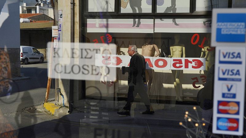 La banca de Chipre cierra hasta el martes mientras se buscan opciones a la tasa a los depósitos