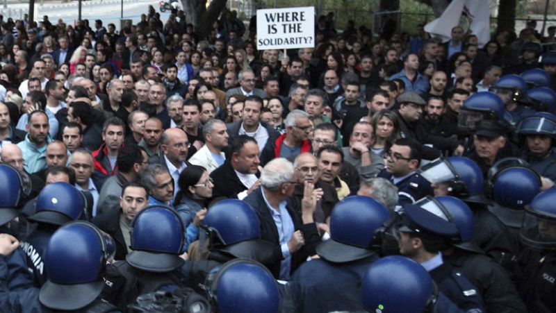 Chipre intenta sostener sus bancos ante el temor de sus ciudadanos mientras negocia con la UE