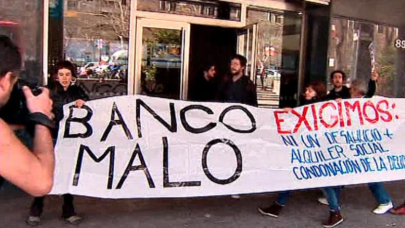La Policía detiene a 18 activistas contra los desahucios encerrados en la sede del banco malo