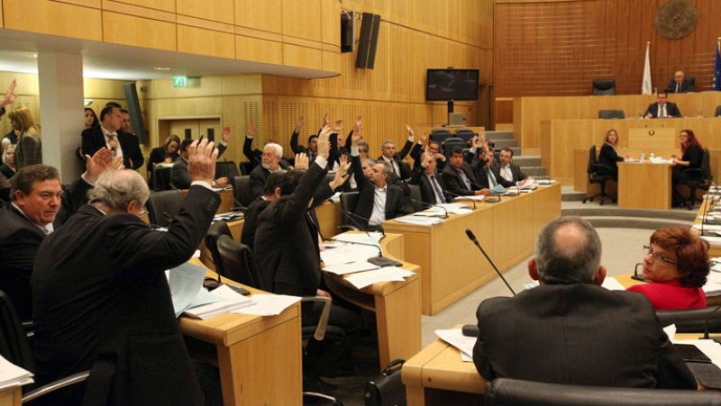 El Parlamento de Chipre aprueba parte del plan alternativo para desbloquear el rescate europeo
