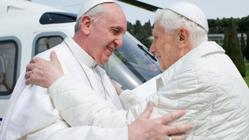 Francisco y Benedicto XVI se funden en un abrazo en Castelgandolfo en su primer encuentro