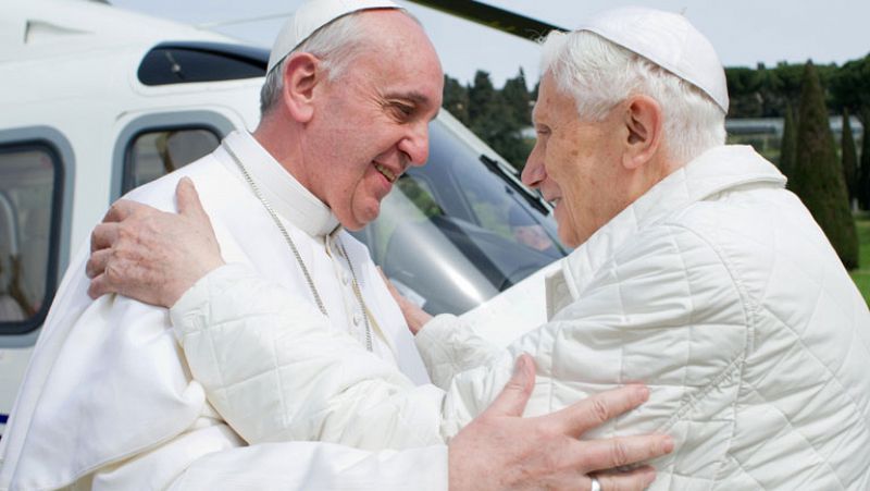 Francisco y Benedicto XVI se funden en un abrazo en Castelgandolfo en su primer encuentro
