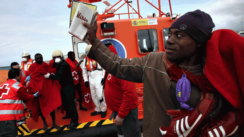 Rescatados 27 inmigrantes subsaharianos a bordo de tres barcas hinchables en el Estrecho