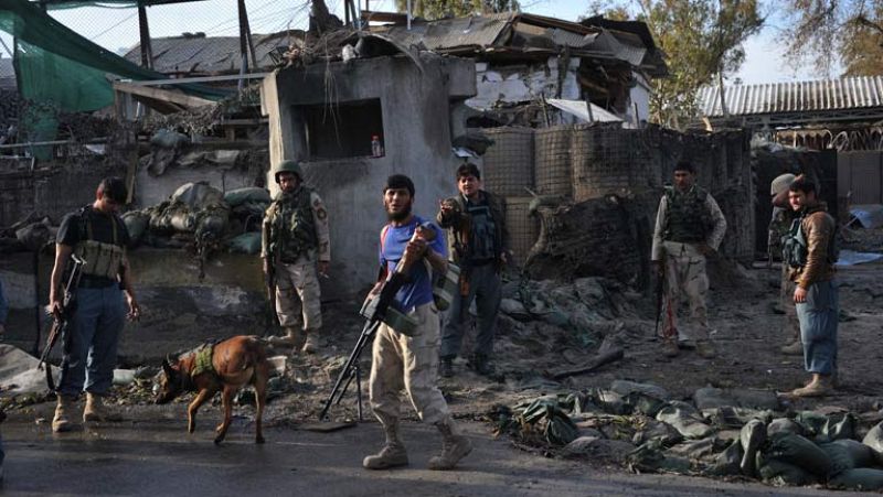 Al menos 13 muertos en un atentado suicida de ocho talibanes en Afganistán