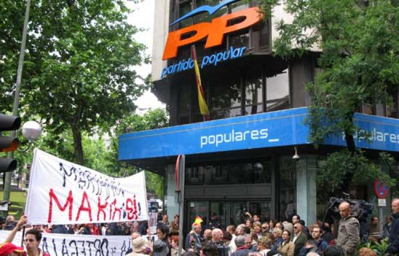 Unos 200 partidarios de San Gil piden la dimisión de Rajoy frente a la sede del PP en Madrid