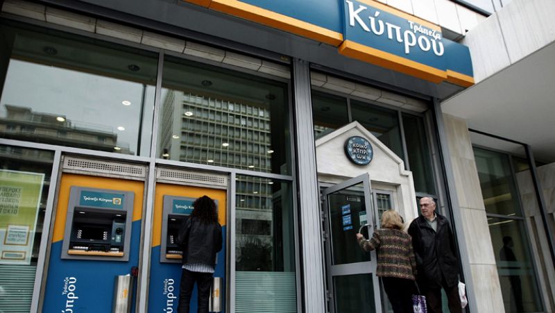 Chipre limita a 300 euros el máximo que se podrá sacar de los bancos, que el jueves reabren 6 horas