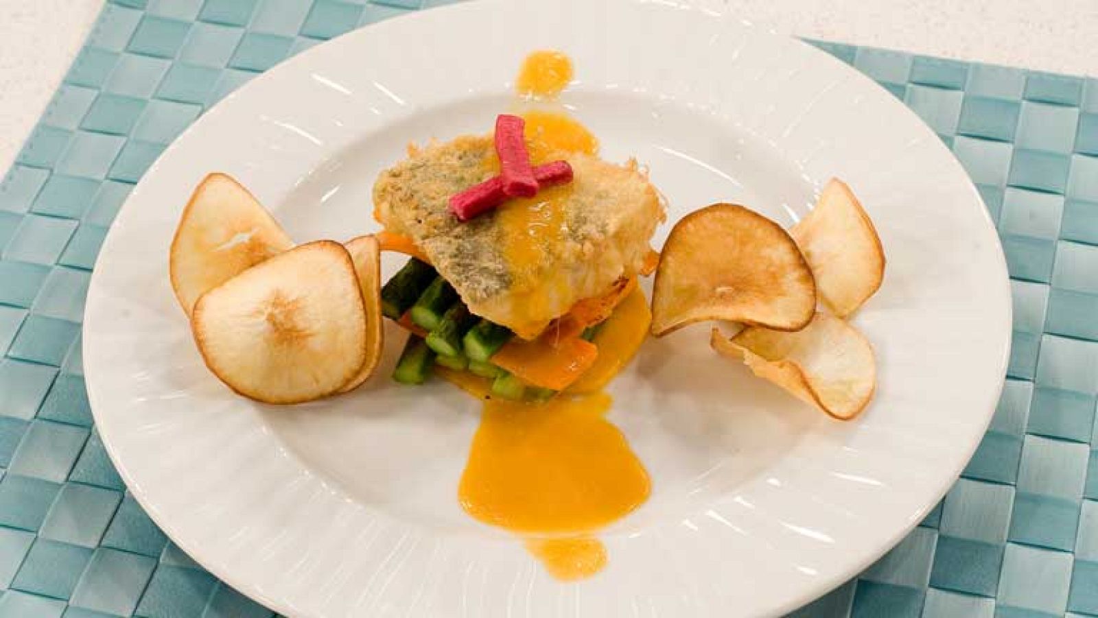 Saber cocinar - Bacalao rebozado con parrillada de verduras y salsa de pimentón