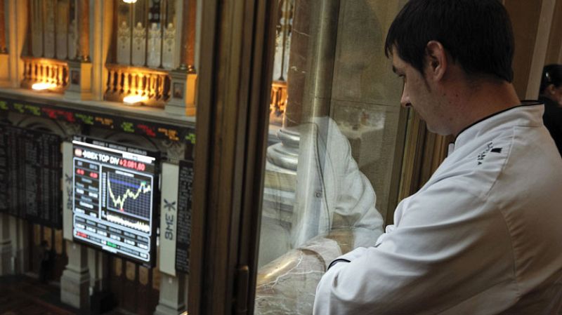 El Ibex pierde un 1,13% y la prima de riesgo se dispara, con el bono por encima del 5%