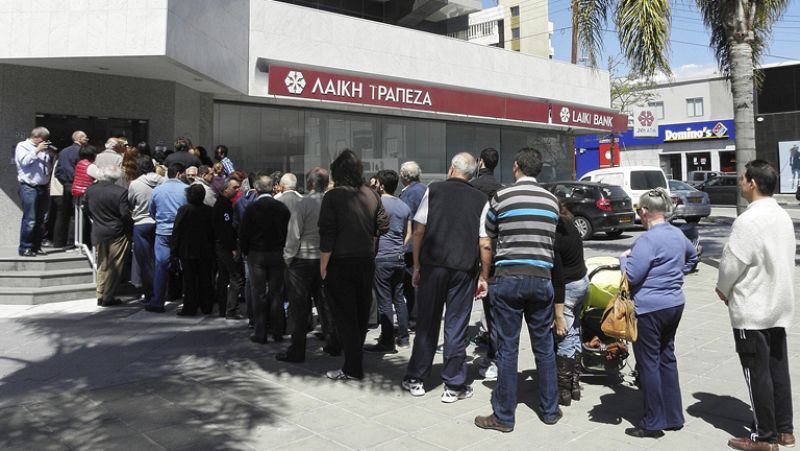 El Gobierno de Chipre prevé levantar las restricciones bancarias en un mes