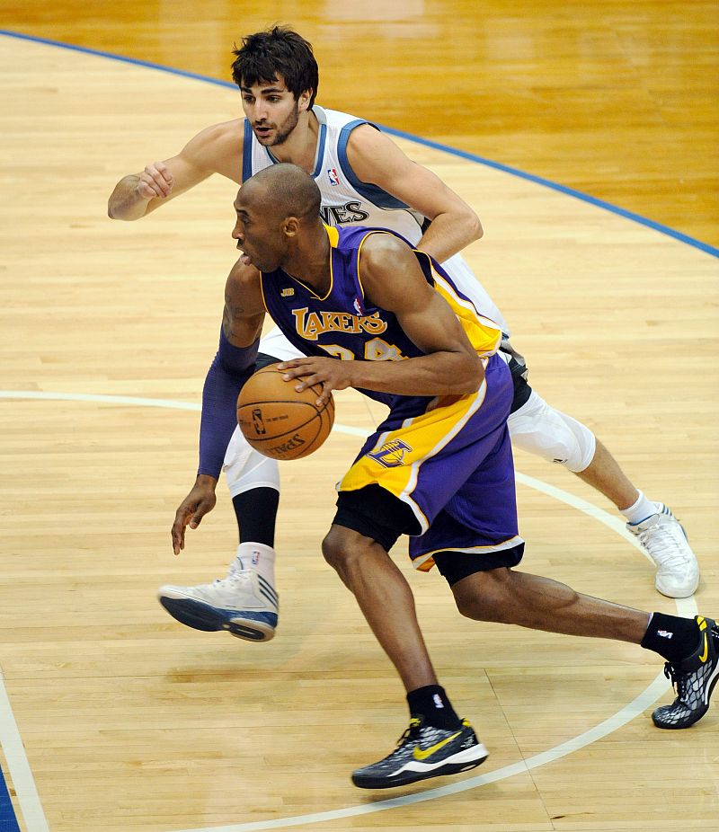 Un polémico marcaje de Bryant a Ricky Rubio salva a los Lakers