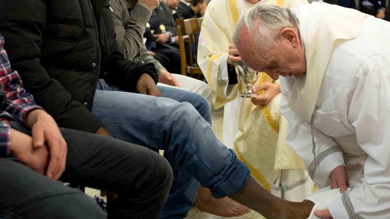 El papa Francisco oficia la misa de Jueves Santo en una cárcel y lava los pies a doce reclusos