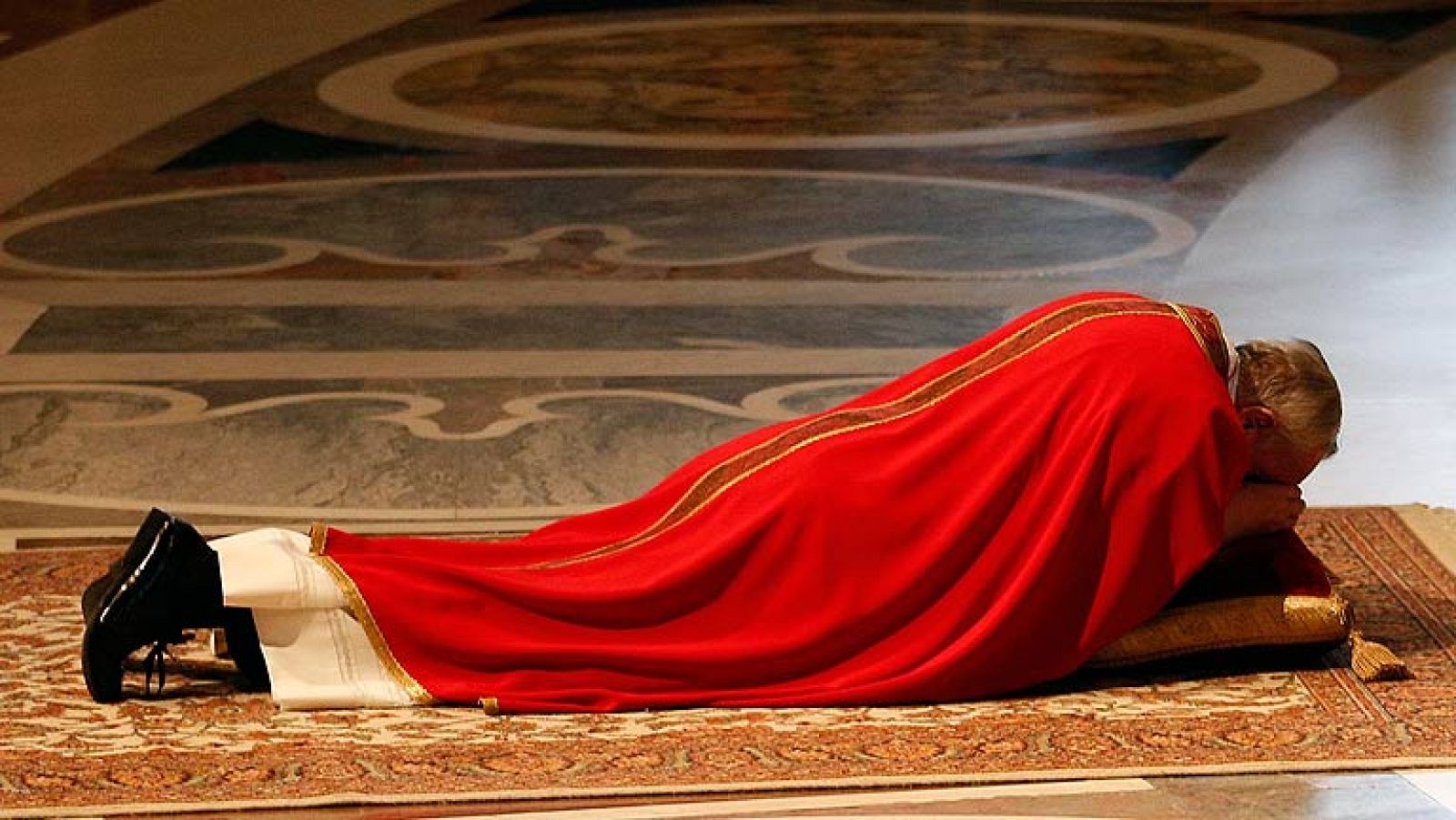 El papa Francisco reza tendido en el suelo de la basílica de San Pedro en la Pasión de Cristo | Ver
