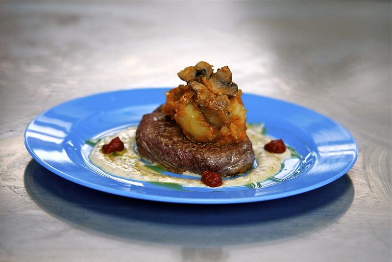 Solomillo de �vila en salsa de mostaza y miel, con de patatas y champi�ones