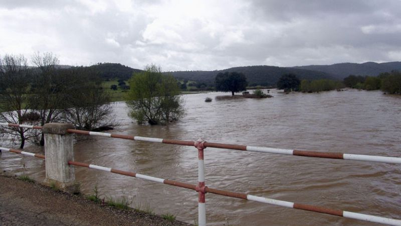 Más de 30 carreteras se inundan por las lluvias y sigue el riesgo de desbordamiento de los ríos