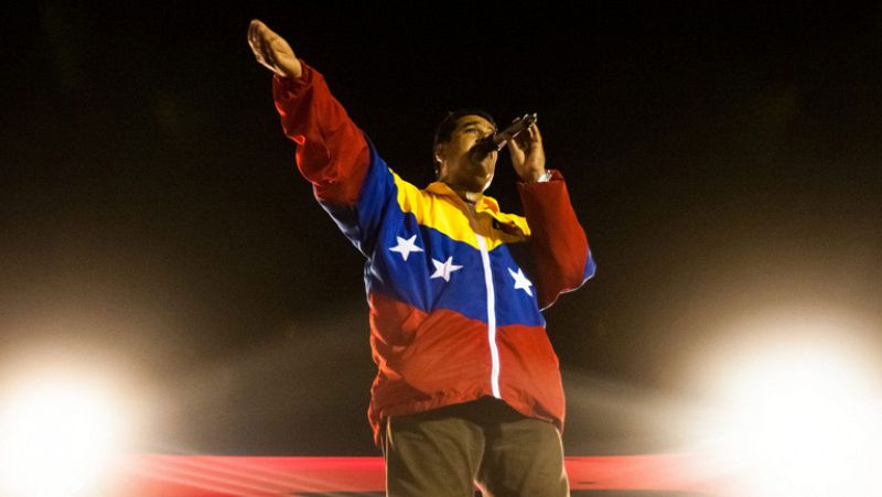Comienza la campaña en Venezuela con Maduro "bendecido por Chávez en forma de pajarito"