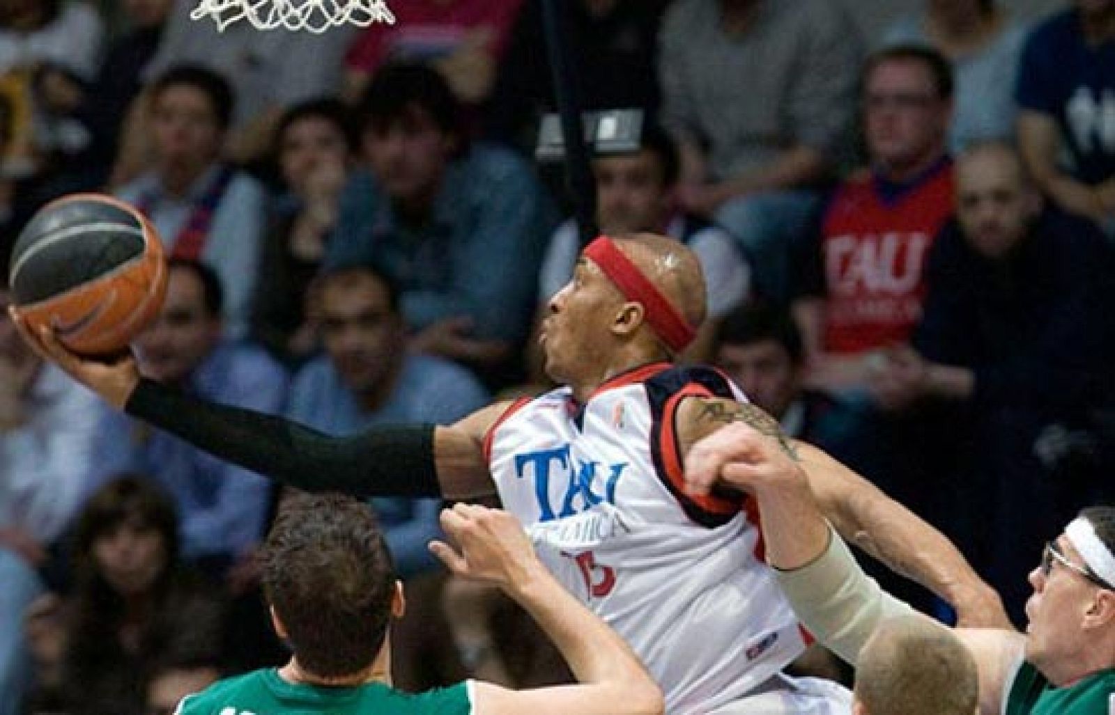 Tau vence a Unicaja y obtiene su primer punto en las semifinales de los playoffs.