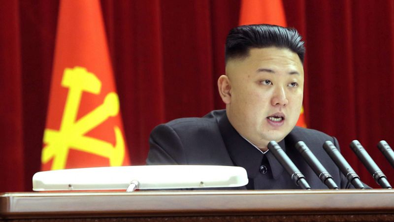 El líder norcoreano ordenó en marzo fabricar más artillería para un "ataque preventivo"
