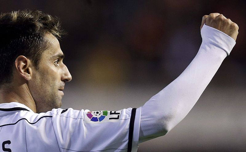 Jonas salva al Valencia en el último suspiro