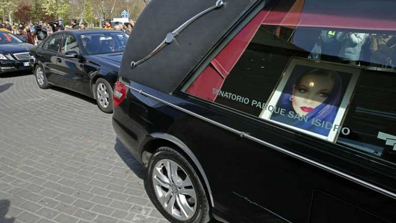 Madrid da un adiós multitudinario a Sara Montiel con su cortejo fúnebre por la Gran Vía