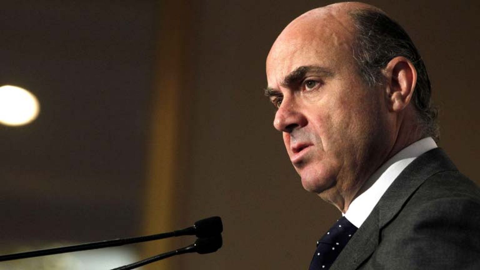 El ministro Luis de Guindos afirma que este año no habrá crecimiento económico