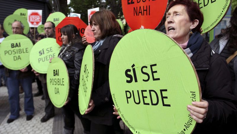 Centenares de personas protestan ante las sedes del PP en toda España contra los desahucios