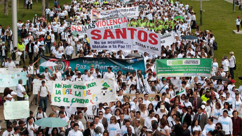 Cerca de un millón de colombianos salen en las calles de Bogotá en apoyo al proceso de paz