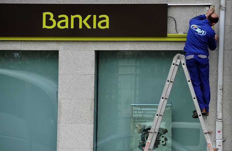 El juez insta a De Guindos a aclarar si conoció borradores del plan de Rato para Bankia