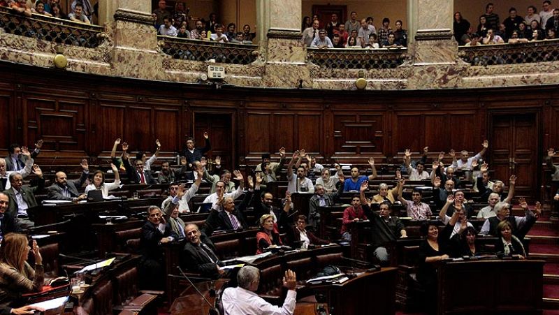El Parlamento de Uruguay aprueba la Ley de Matrimonio Igualitario
