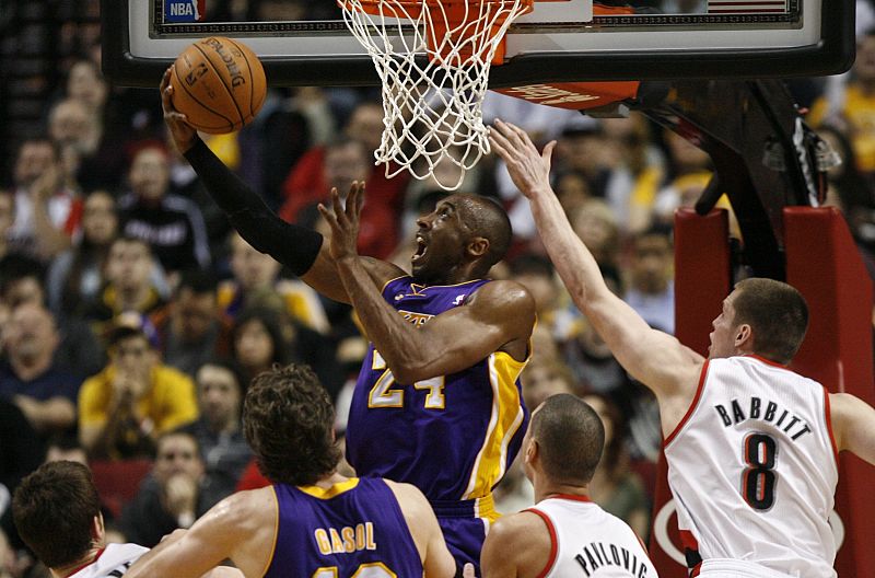 Gasol y Bryant mantienen a los Lakers en los 'playoffs'