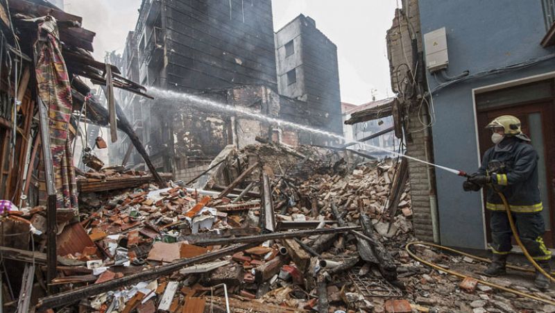 Un incendio en Bermeo, Vizcaya, destruye cinco edificios y deja sin casa a 70 personas