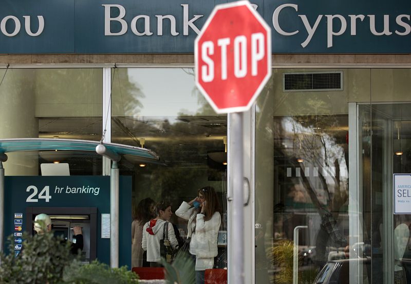 El gobierno de Chipre relaja de nuevo las limitaciones a las transacciones bancarias