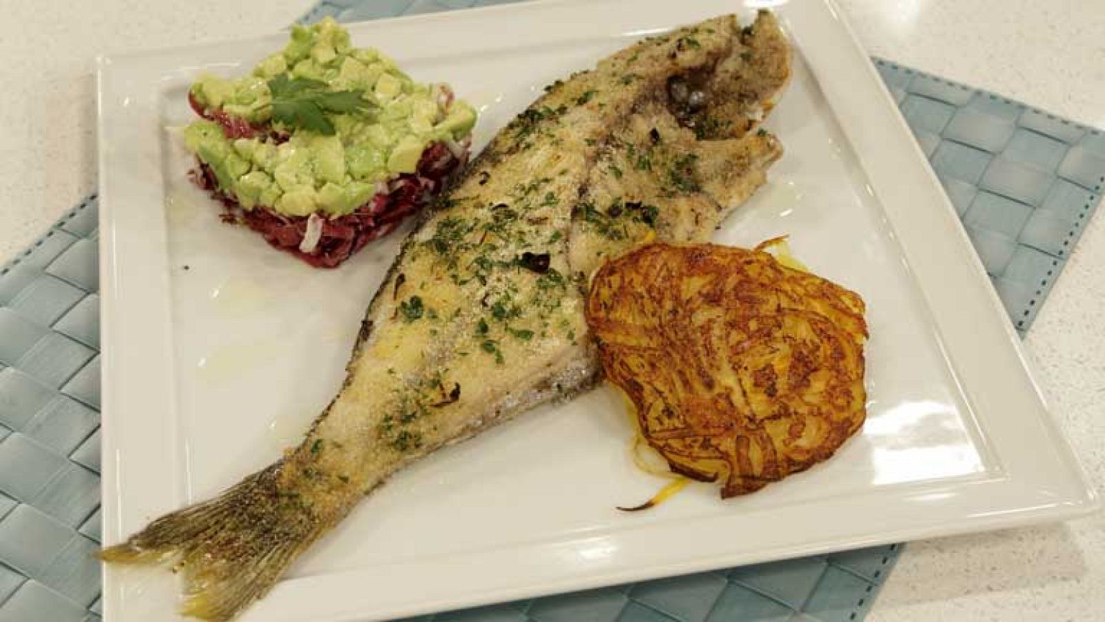 Saber cocinar - Besugo al horno con ensalada de aguacate al ajillo