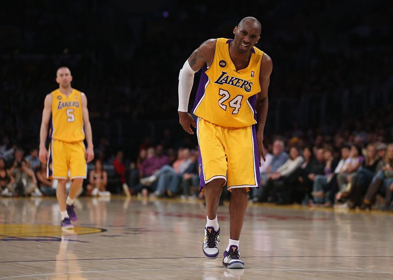 Los Lakers ganan pero pierden a Bryant que se lesiona de gravedad